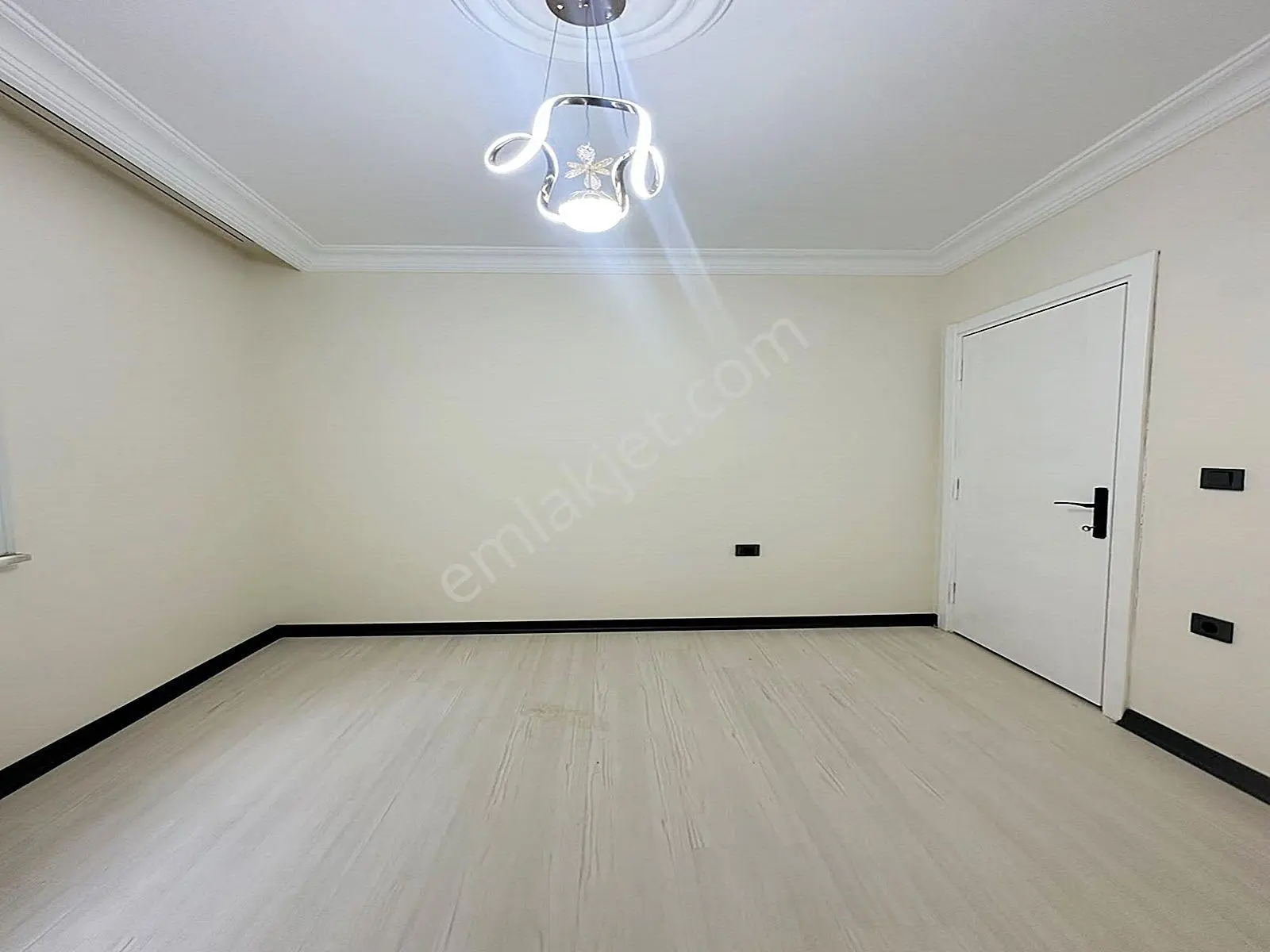 Merkezi Konumda Bahçe Katı Fiyatına Arakat 2+1 İskanlı Kelepir Satılık Daire!!! — fotoğraf 16