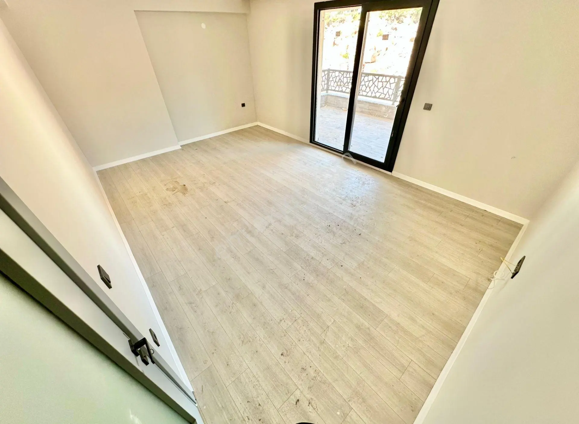 ꧁ay Emlaktan꧂kazdağları Eteklerinde Yüzme Havuzlu Deniz Manzaralı Ön Cephe Satılık 2+1 Lüks Daire — fotoğraf 12