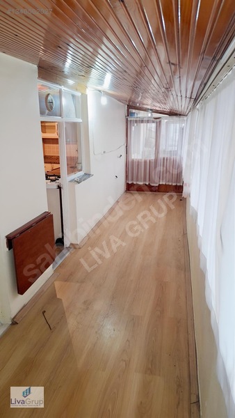 Güngören'de Yatırımlık 2.5+1 Çatı Katı Daire — fotoğraf 28
