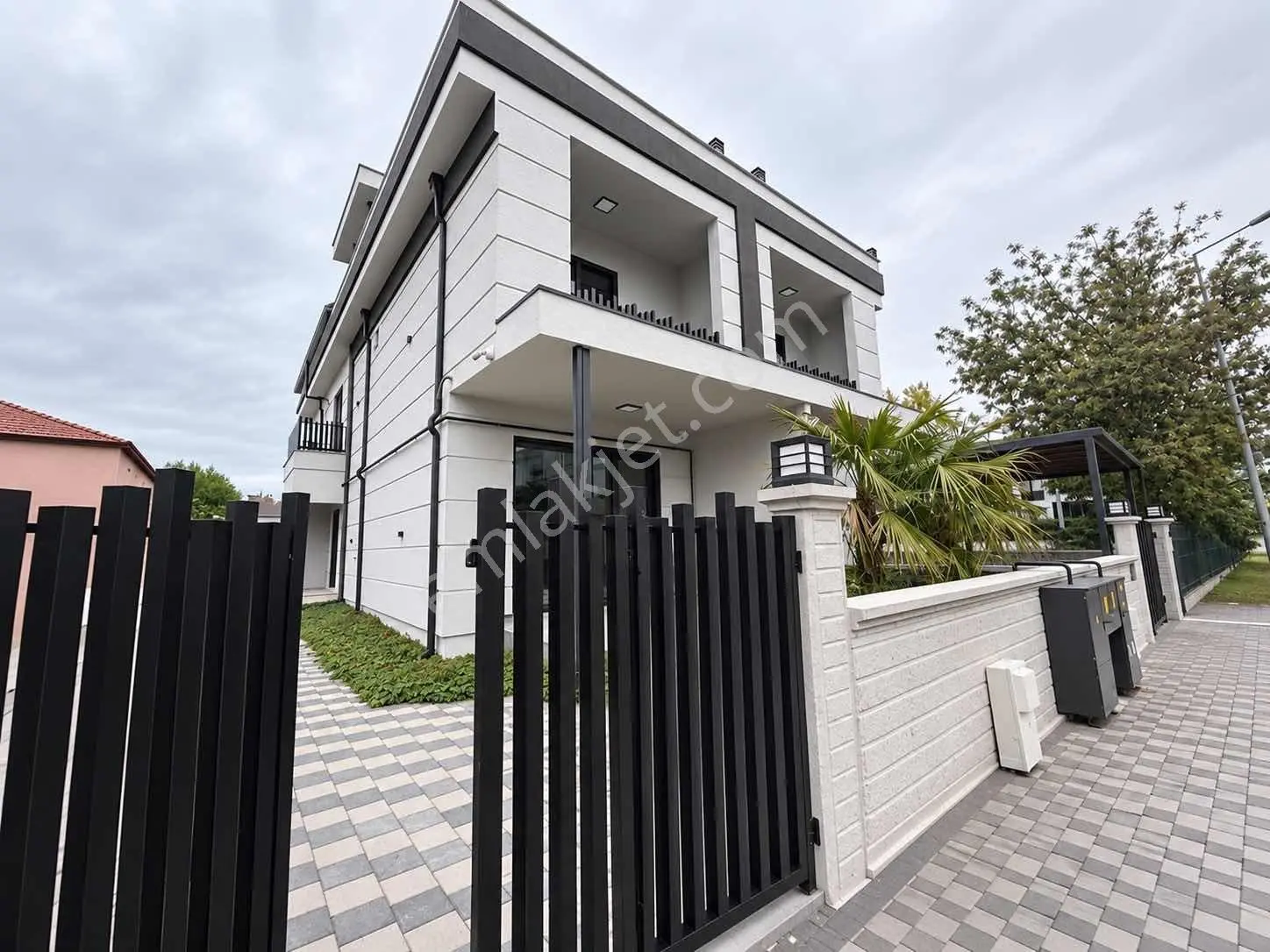 Serdivan Satılık Villa 4+1 Müstakil Giriş Ve Bahçesi Remax Ay