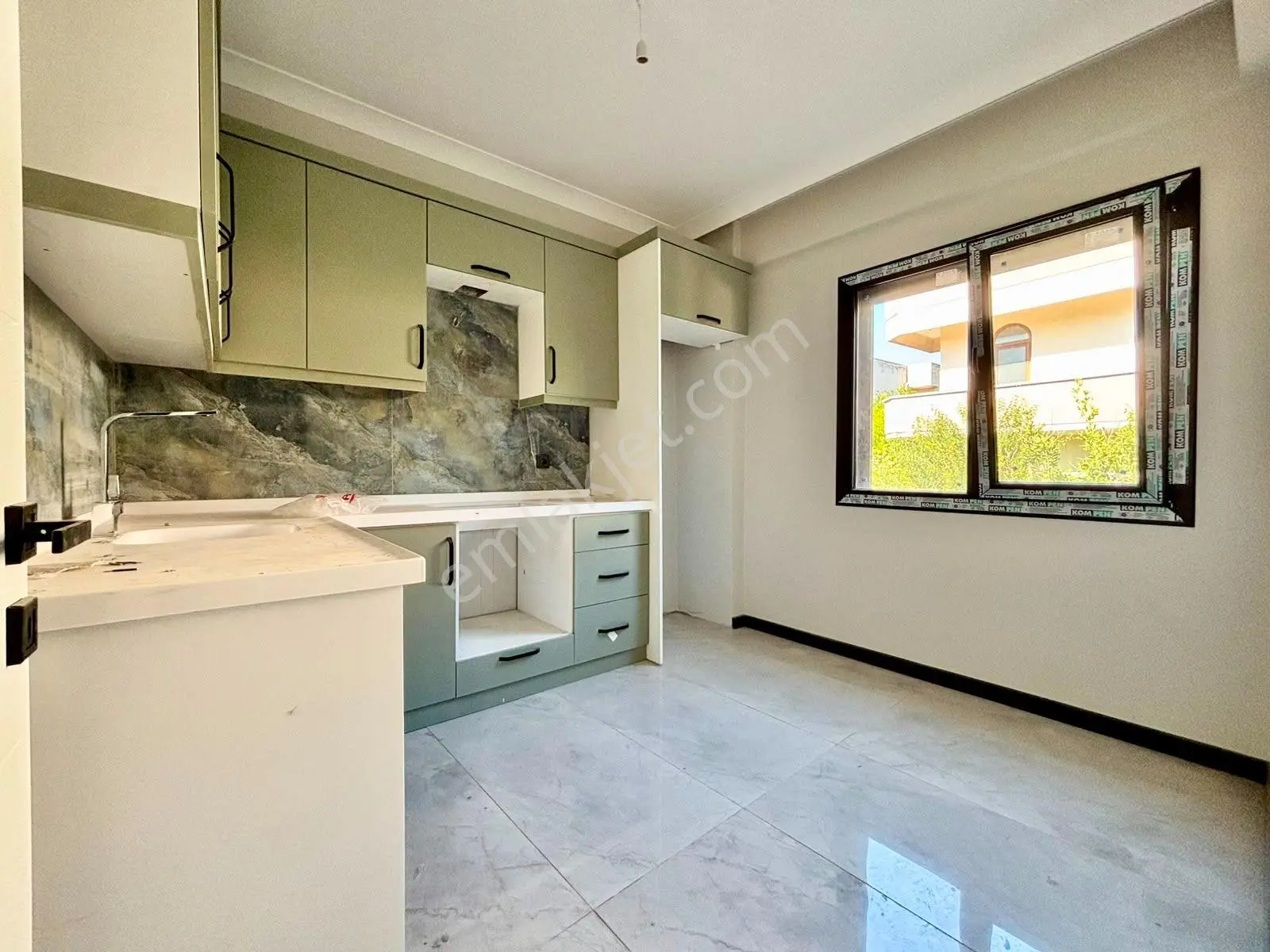Ay Emlaktan Burhaniye Adyar'da Denize 100 Mt Doğa İle İç İçe Satılık 3+1 Otoparklı Müstakil Villa — fotoğraf 6
