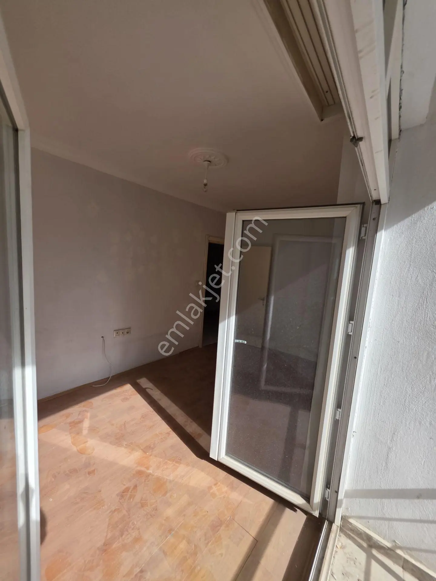 Şirintepe Mahallesi Sekî Sokak’ta Geniş Balkonlu Satılık 2+0 Daire — fotoğraf 2