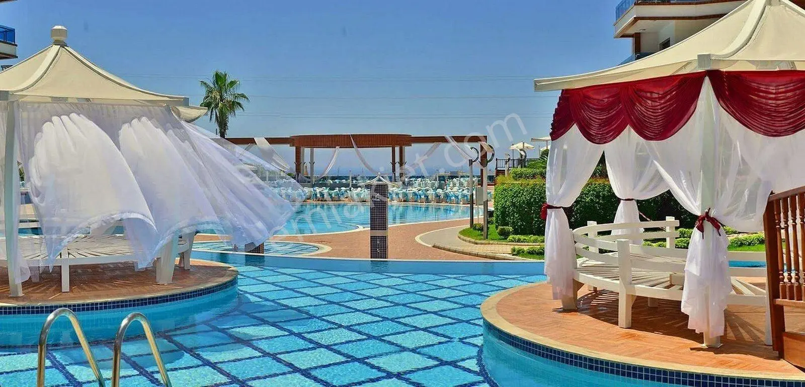 Alanya Mahmutlar’da Lüks Kompleks İçerisinde Full Eşyalı 1+1 Satılık Daire — fotoğraf 2