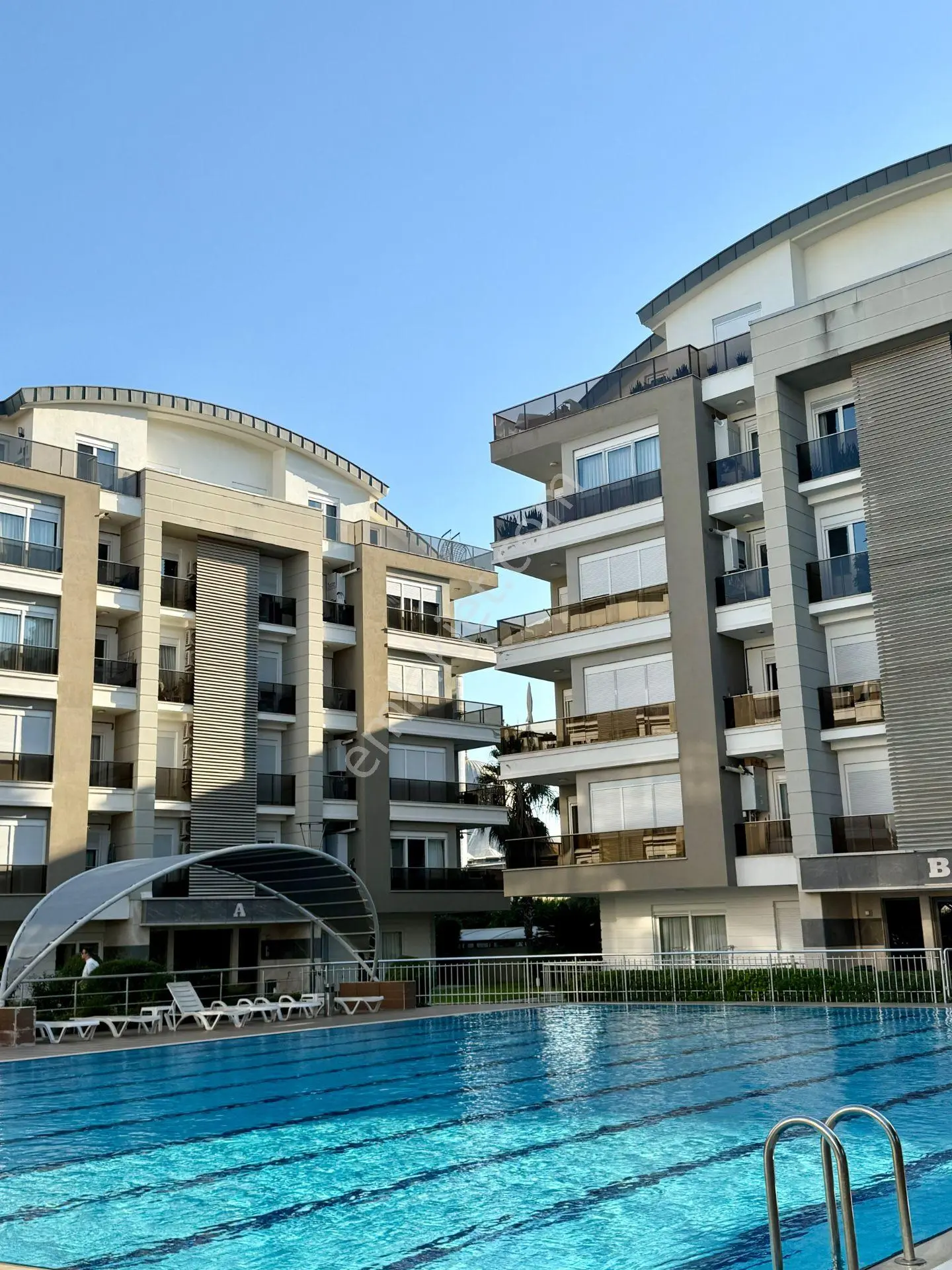 Konyaaltı Liman’Da Ayrıcalıklı Konumda, Full Eşyalı, Bahçe Katı Satılık 2+1!