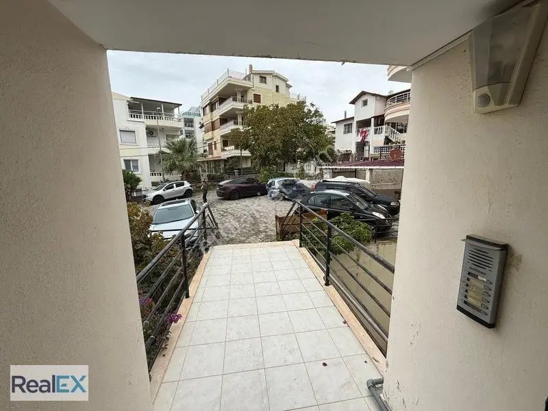 Çukuraltı Deniz Tarafında Temiz 2+1 Daire Fırsatı — fotoğraf 3