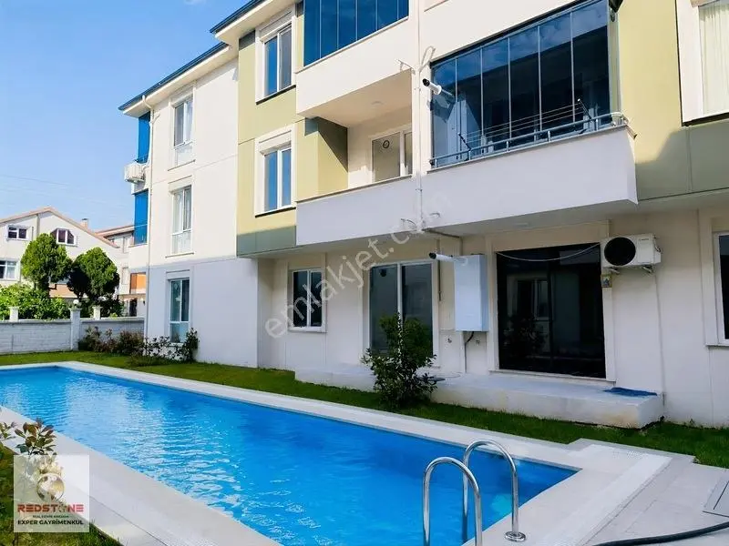Karasuda Havuzlu Sitede Ara Kat Kombili C. Balkon Geniş 1+1 — fotoğraf 2