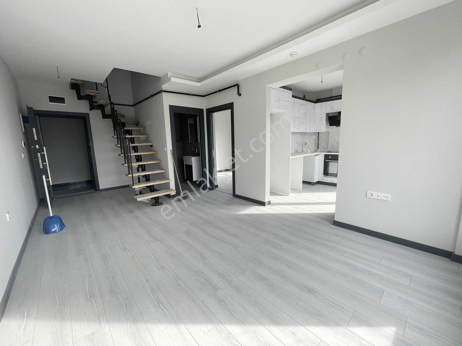 ''Alaçatı''Dan Cadde Ye 3 Dak Mesafede Satılık 4+1 Daire