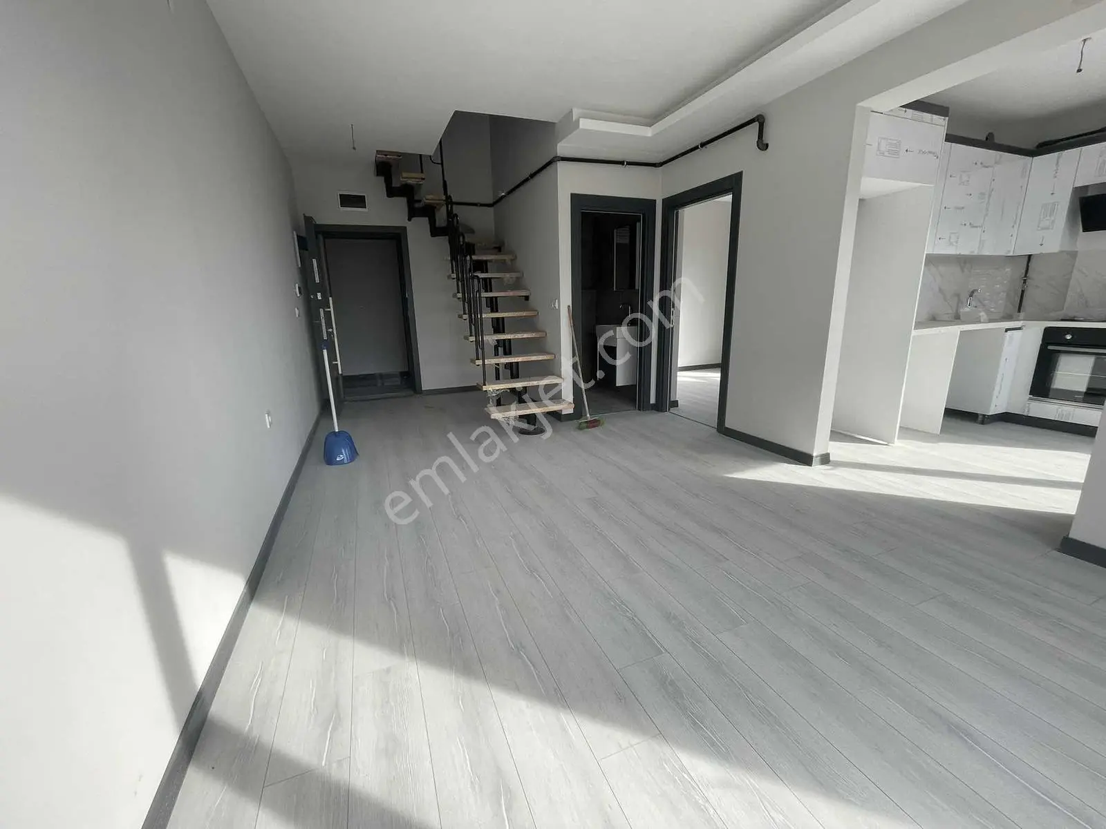 ''alaçatı''dan Cadde Ye 3 Dak Mesafede Satılık 4+1 Daire — fotoğraf 2