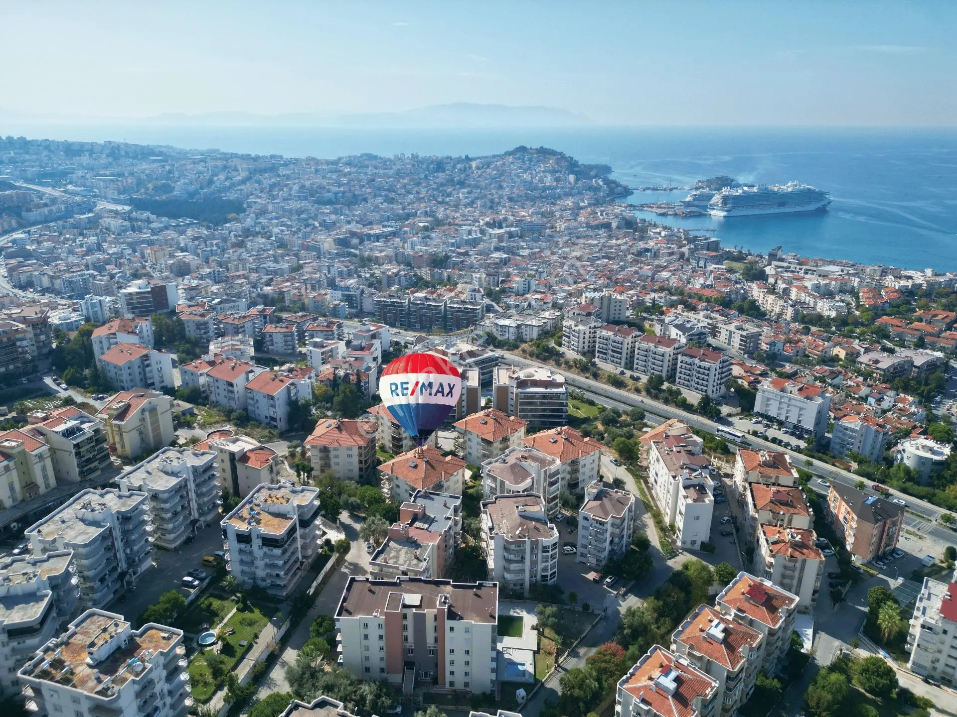Kuşadası Ege Mh. Seçer Sitesi’Nde Satılık 3+1 Daire