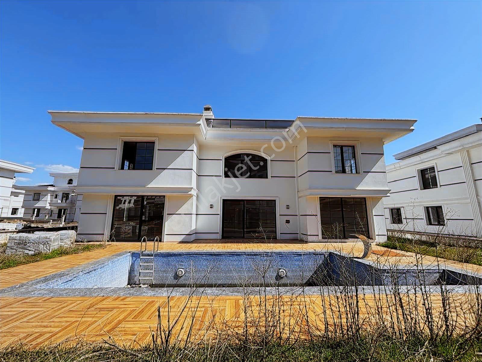 Rotasyon'Dan Aras Arya Villalarında Satılık 6+1 Tripleks Villa