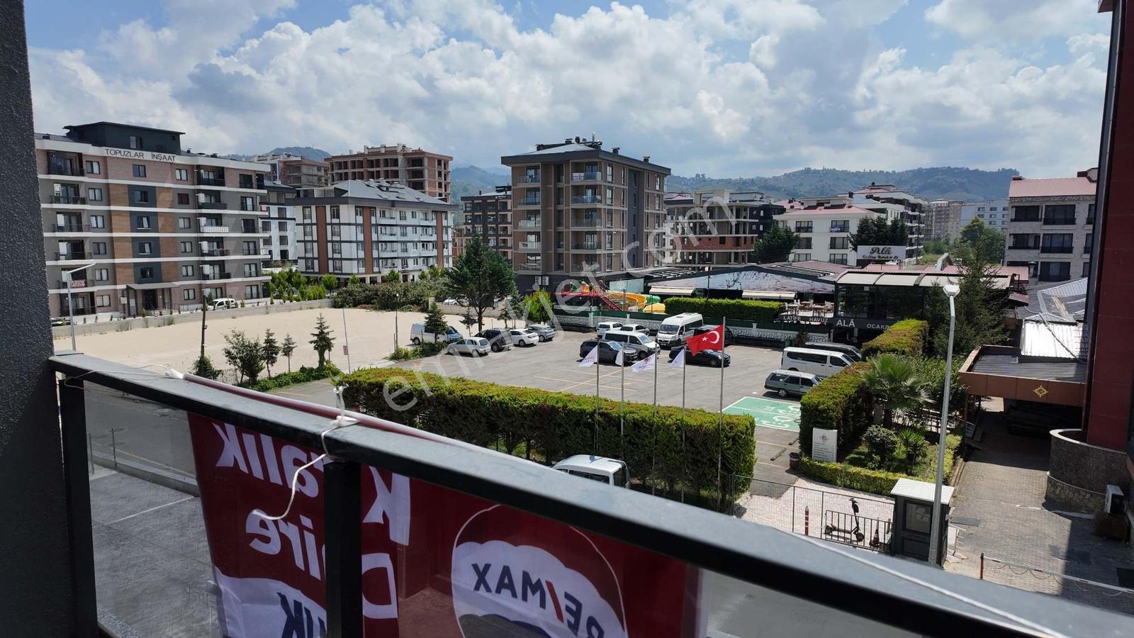 Cumhuriyet Mahallesi'Nde Anayola Cephe | Satılık Sıfır 1+1 Daire