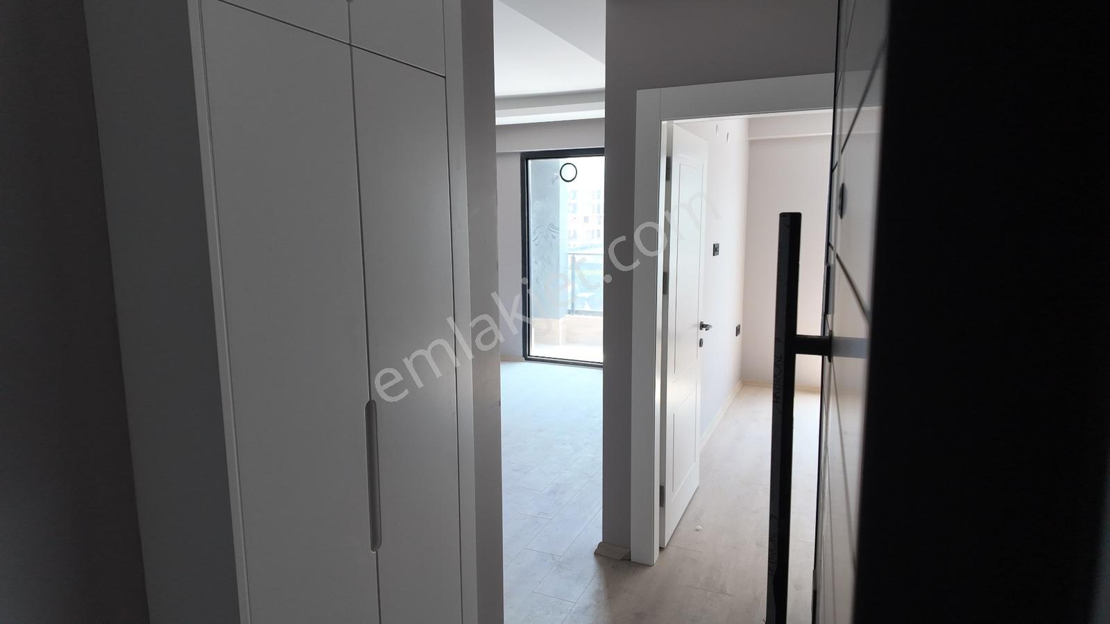 Cumhuriyet Mahallesi'nde Anayola Cephe | Satılık Sıfır 1+1 Daire — fotoğraf 3