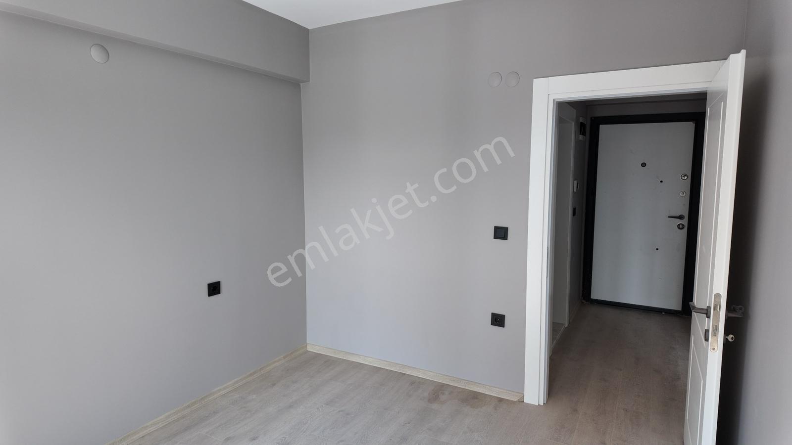 Cumhuriyet Mahallesi'nde Anayola Cephe | Satılık Sıfır 1+1 Daire — fotoğraf 6