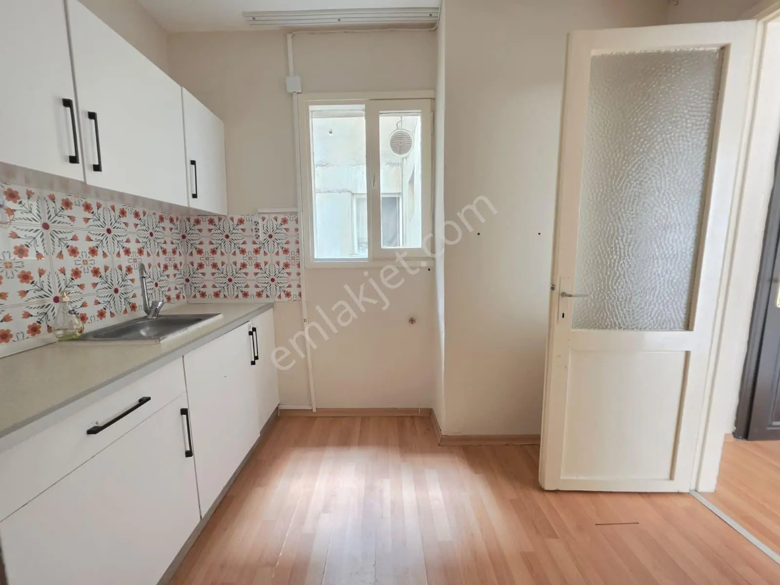 Muga'dan Nergiz Çarşıda İzbana 20 Mt Satılık Arakat 2+1 Daire — fotoğraf 24