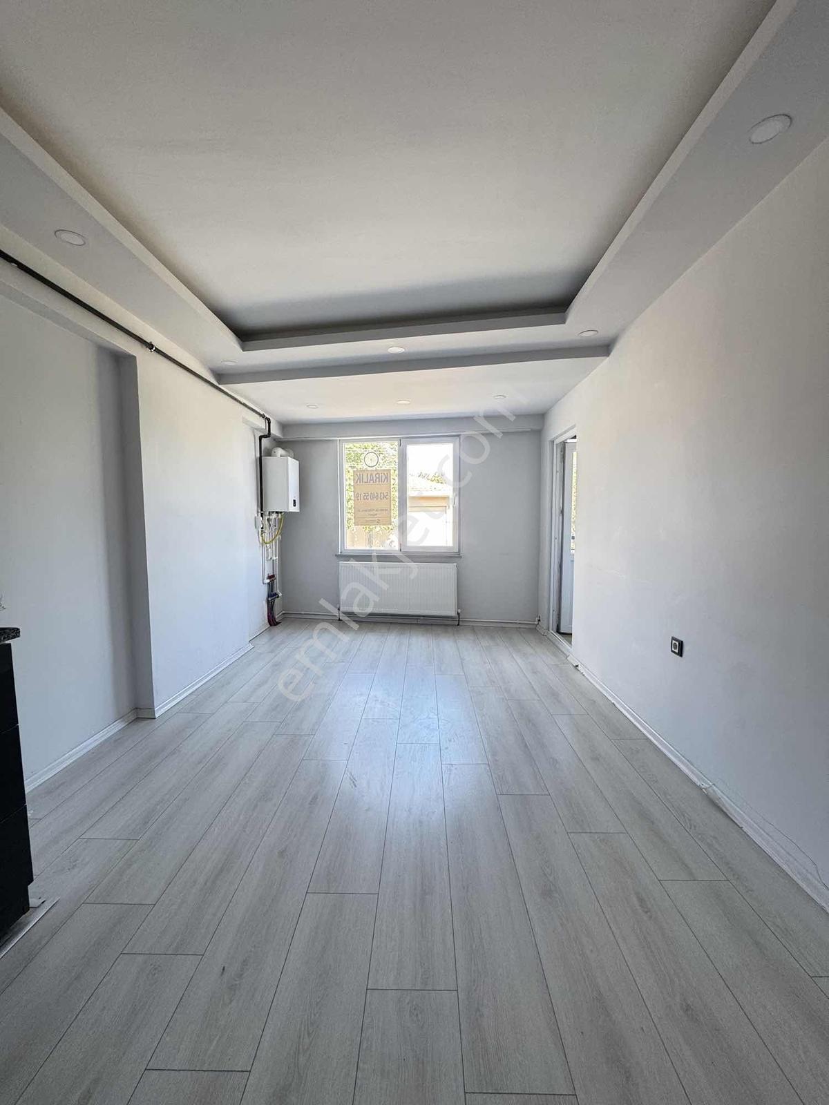 Cumhuriyet Parkın Altında 1+1 İskanlı Kapalı Cam Balkonlu Daire — fotoğraf 3
