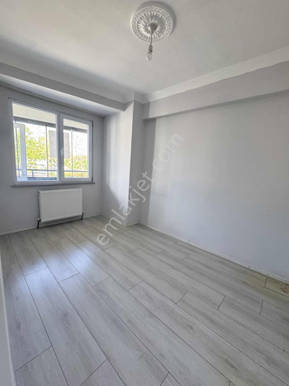 Cumhuriyet Parkın Altında 1+1 İskanlı Kapalı Cam Balkonlu Daire — fotoğraf 9