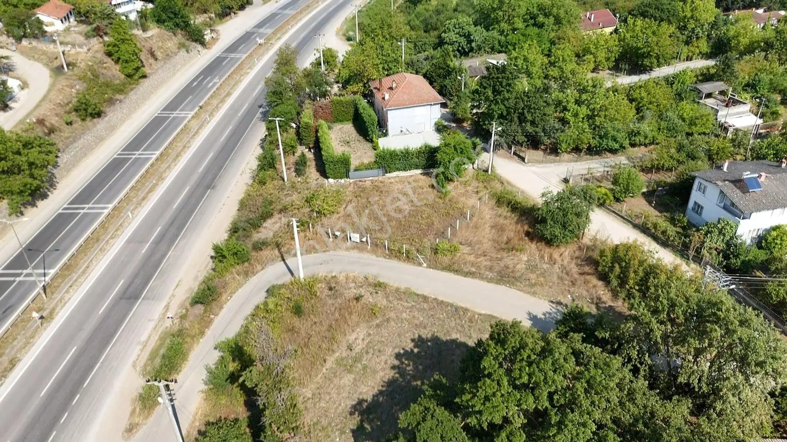 Aşağıdereköyde Sapanca Gölü Kenarı 239 M2 Arsa