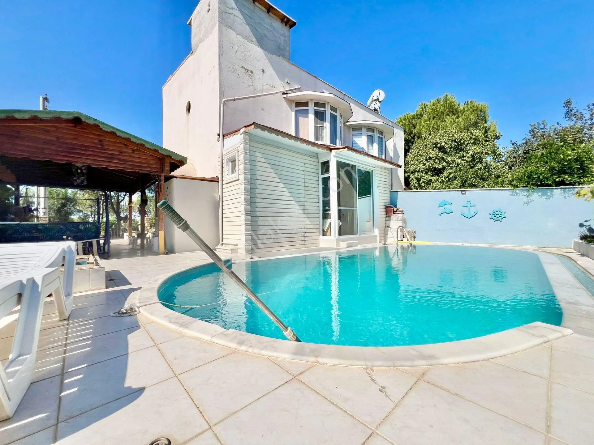꧁ Ay Emlak'tan꧂burhaniye'de Kendine Ait Havuzlu Geniş Bahçeli Satılık 3+1 Müstakil Villa — fotoğraf 3