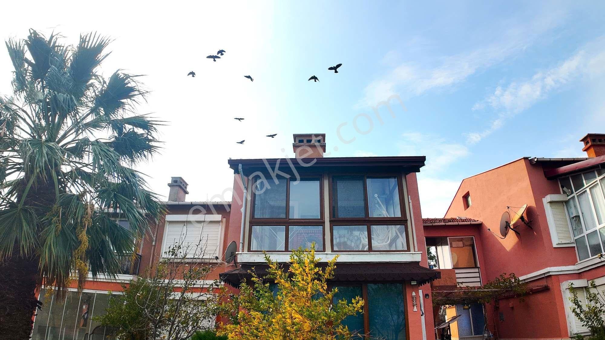 Re/Max Land'Den Havuzlu Sitede İçerisinde Yazlık