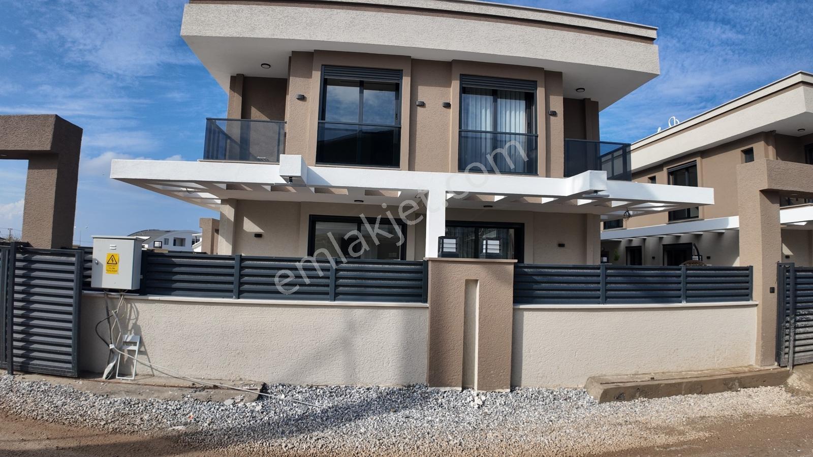 Didim Hisar Mah.Havuzlu Bahçeli Satılık Eşyalı/Eşyasız Villa