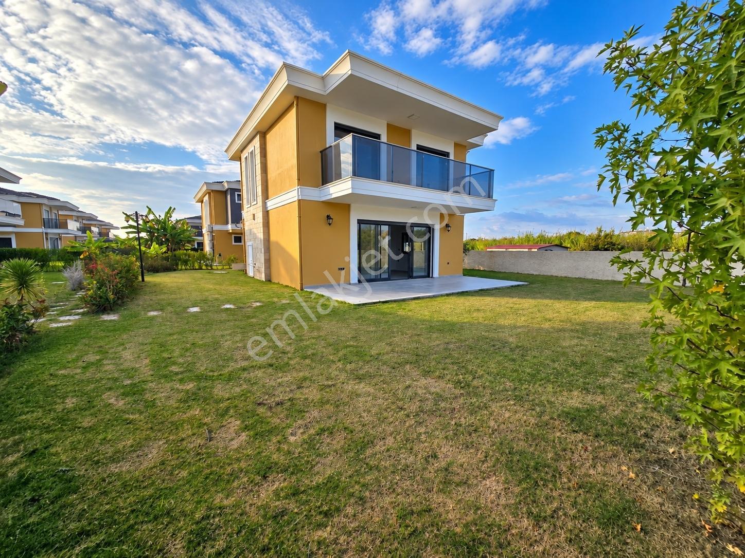 Kuşadası Davutlar Sahil Sitelerinde 3+1 Satılık Müstakil Villa