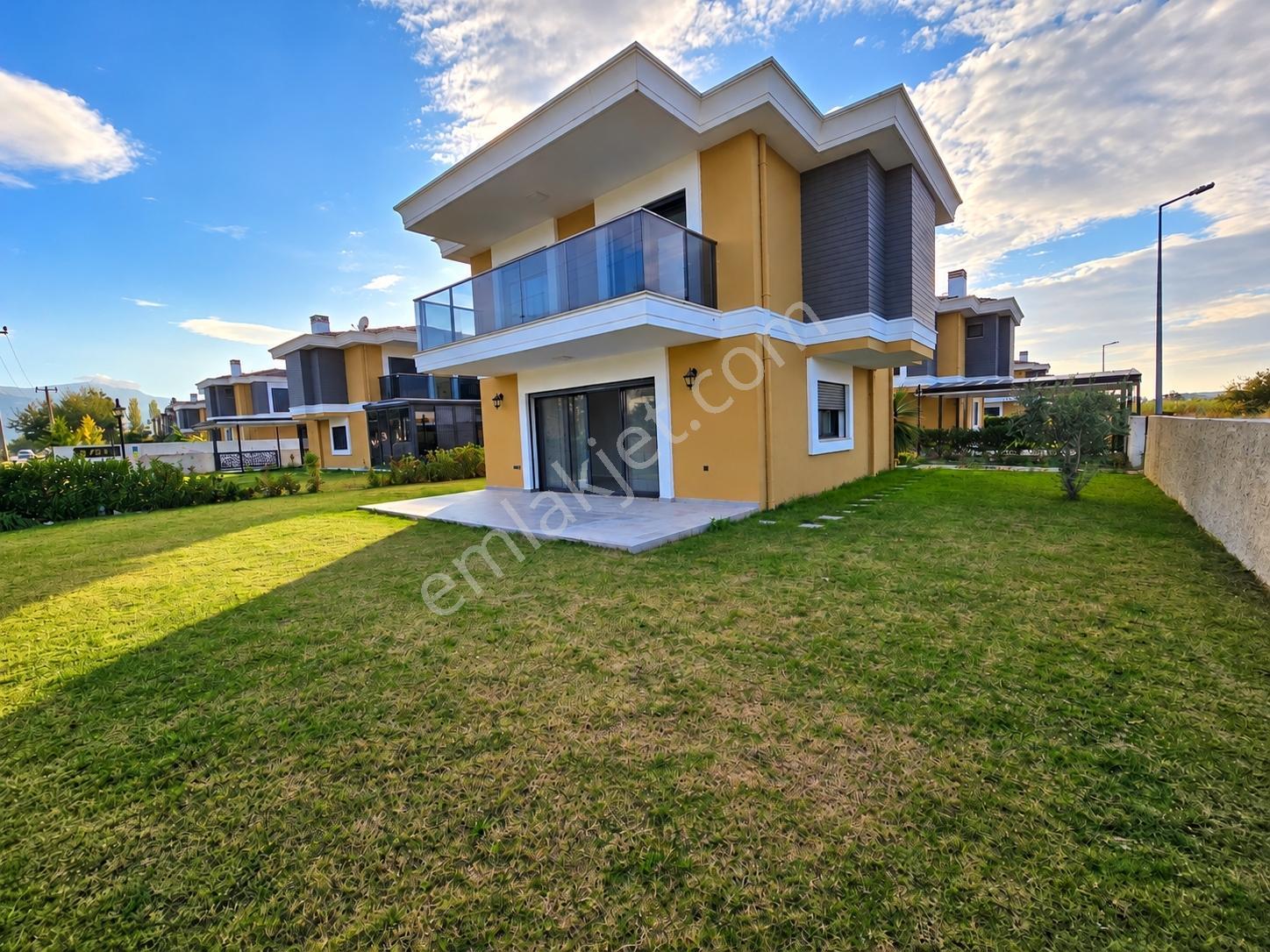 Kuşadası Davutlar Sahil Sitelerinde 3+1 Satılık Müstakil Villa — fotoğraf 3