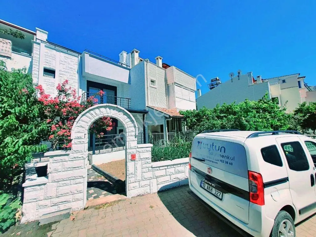 Uytundan Güre Fenerde Denize 150 Metre Bahçeli 4+1 Villa