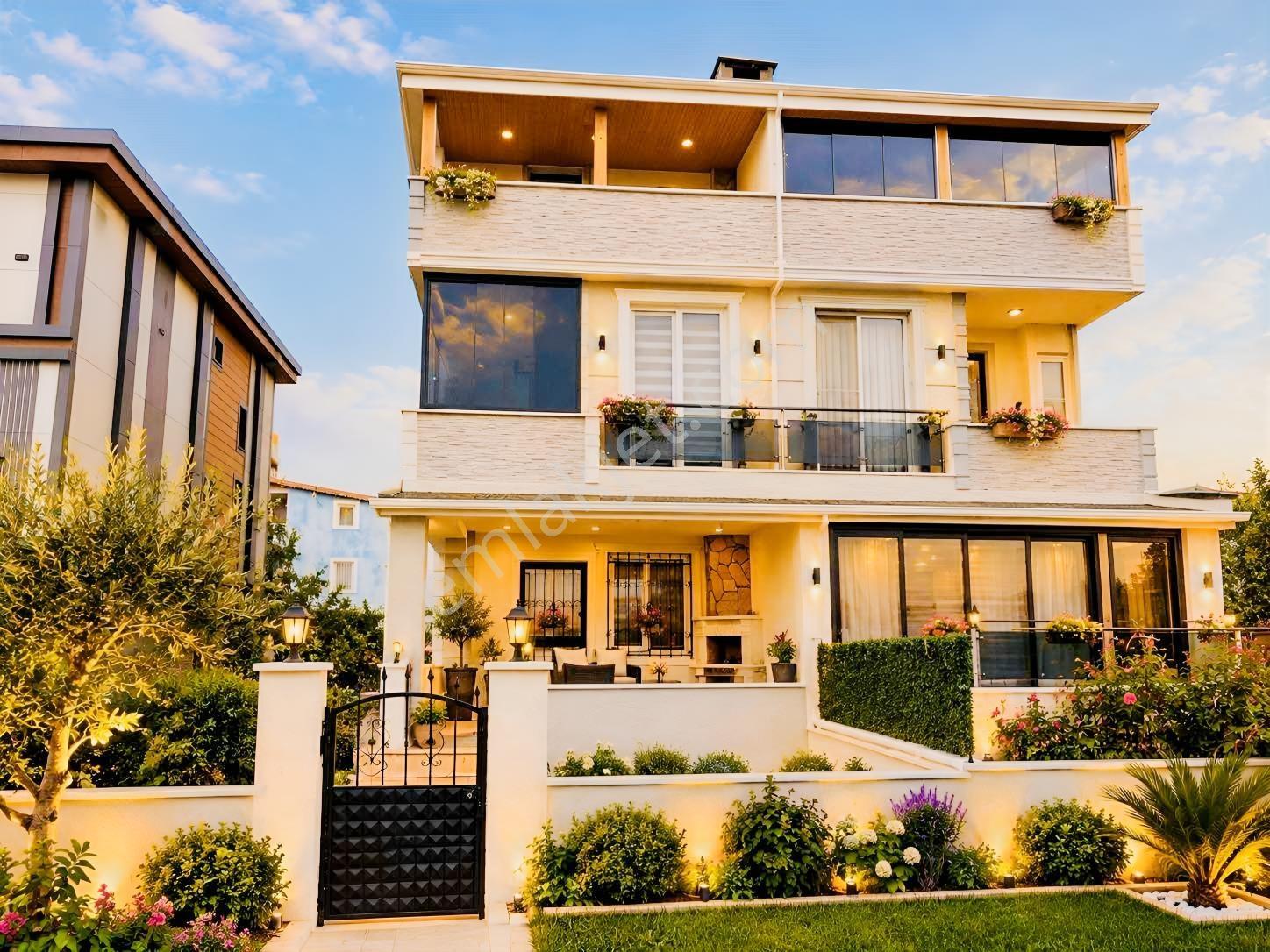 ^^Koyuncu Gyrm^^Yeniçiftlik Merkezi Konumda Satılık 4+1 Villa