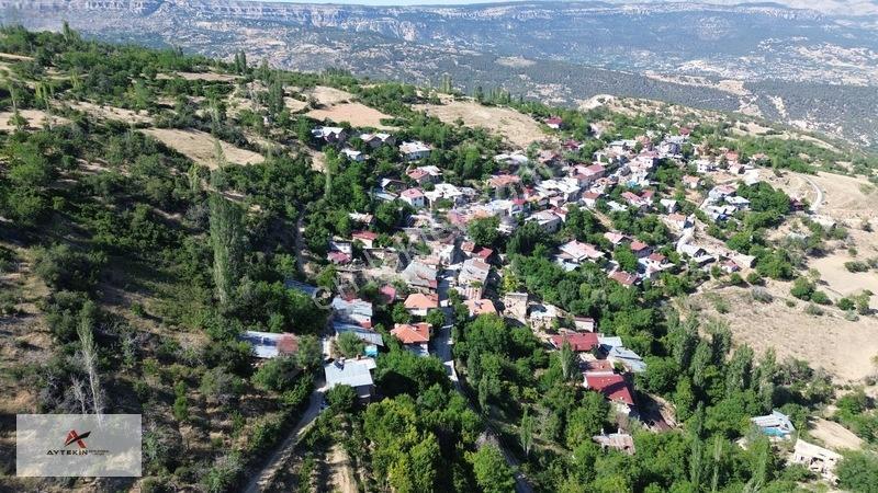 Başyayla Üzümlü Mahallesi'nde 1.252 M² Arsa İçerisinde Kerpiç Ev