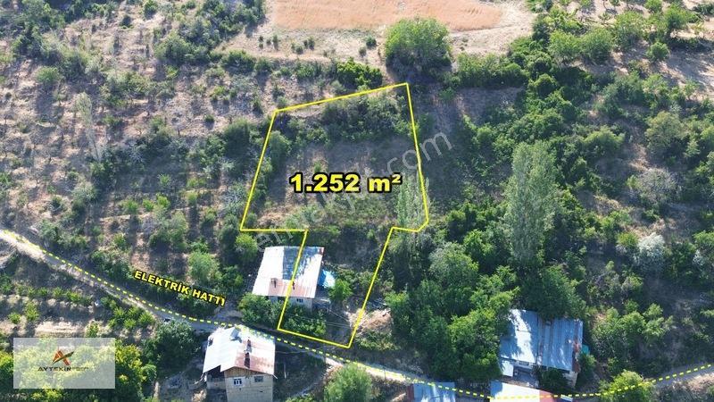 Başyayla Üzümlü Mahallesi'nde 1.252 M² Arsa İçerisinde Kerpiç Ev — fotoğraf 3