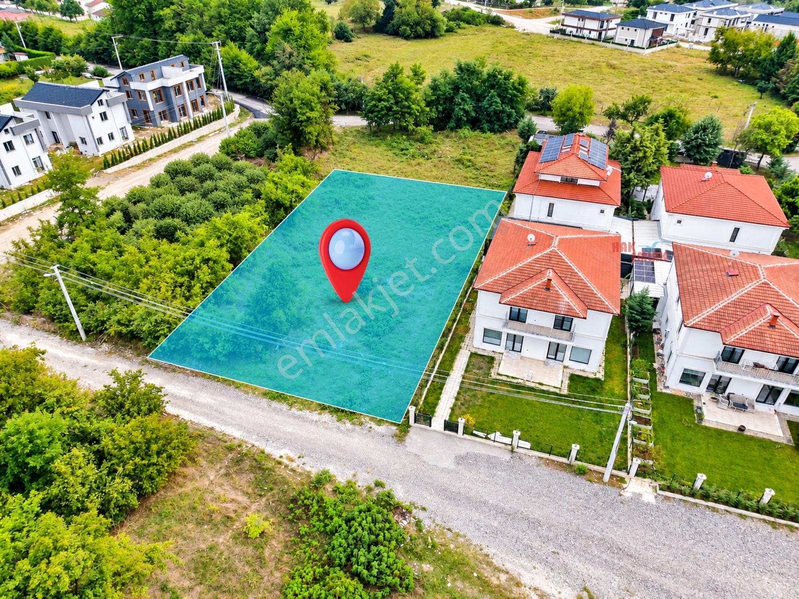 Hak Emlaktan Sarayyeri Mahde Mükemmel Konumda Satılık 600m² Arsa