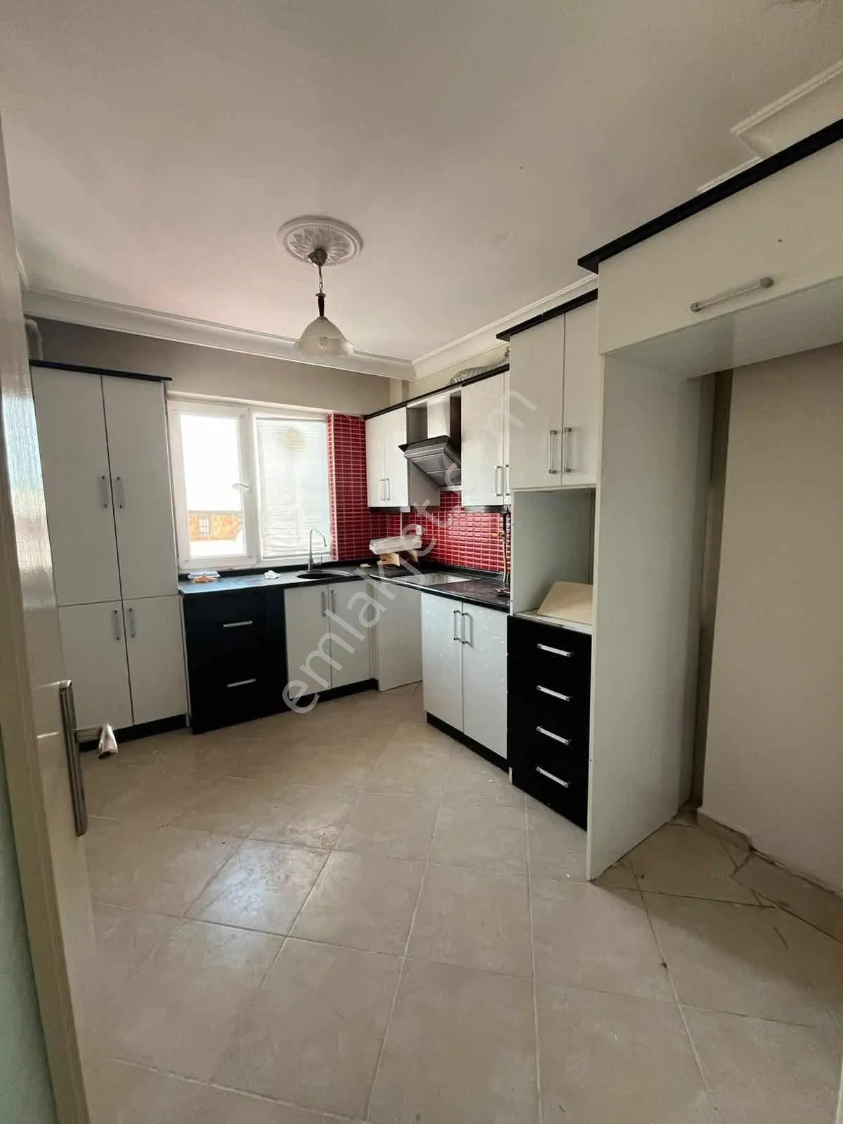 İlkadımda Şehrin Merkezinde Satılık 3+1 Full Kredili Daire! — fotoğraf 3