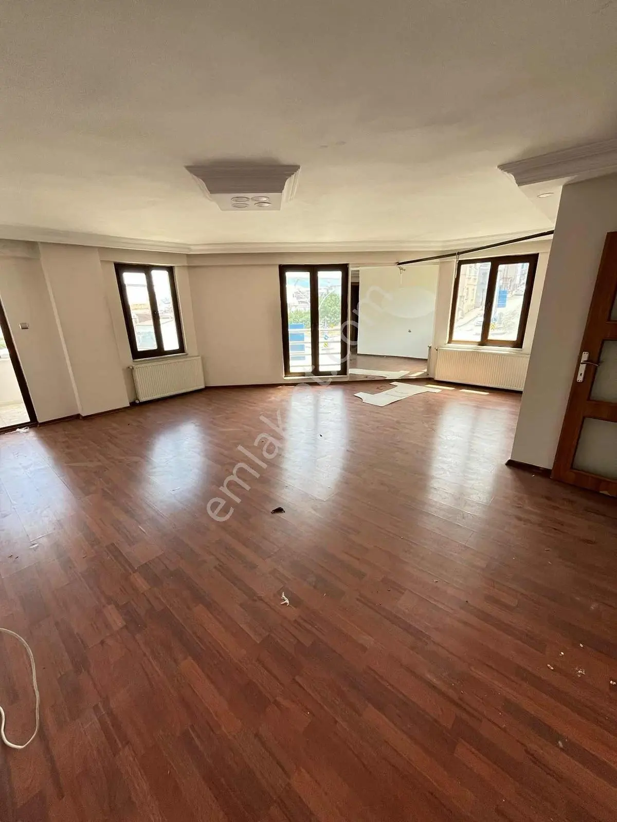 Şehrin Merkezinde, Cadde Üzerinde Satılık Geniş 2+1 Daire — fotoğraf 3