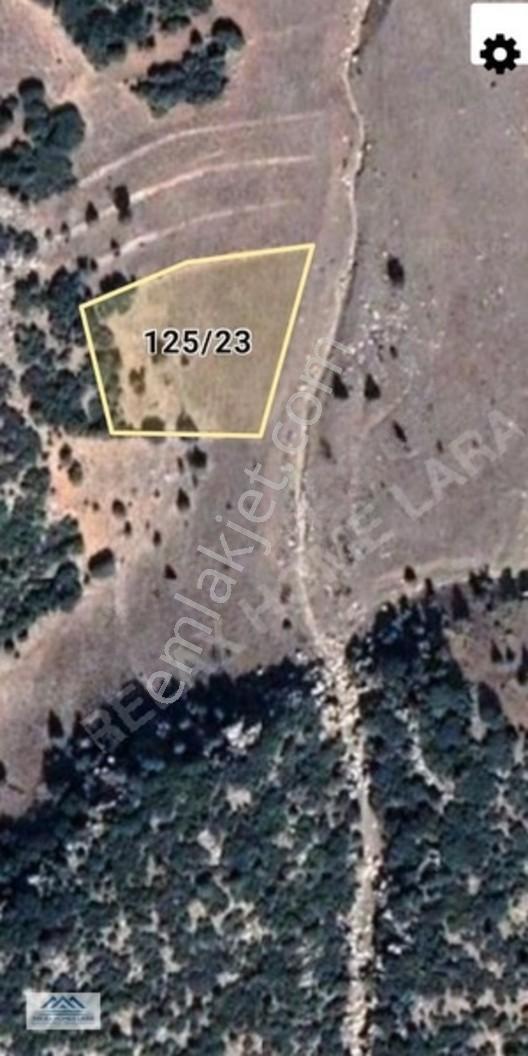 Yeşilova Yarışlıda 3003 M2 Köy'e Yakın Satılık Arazi