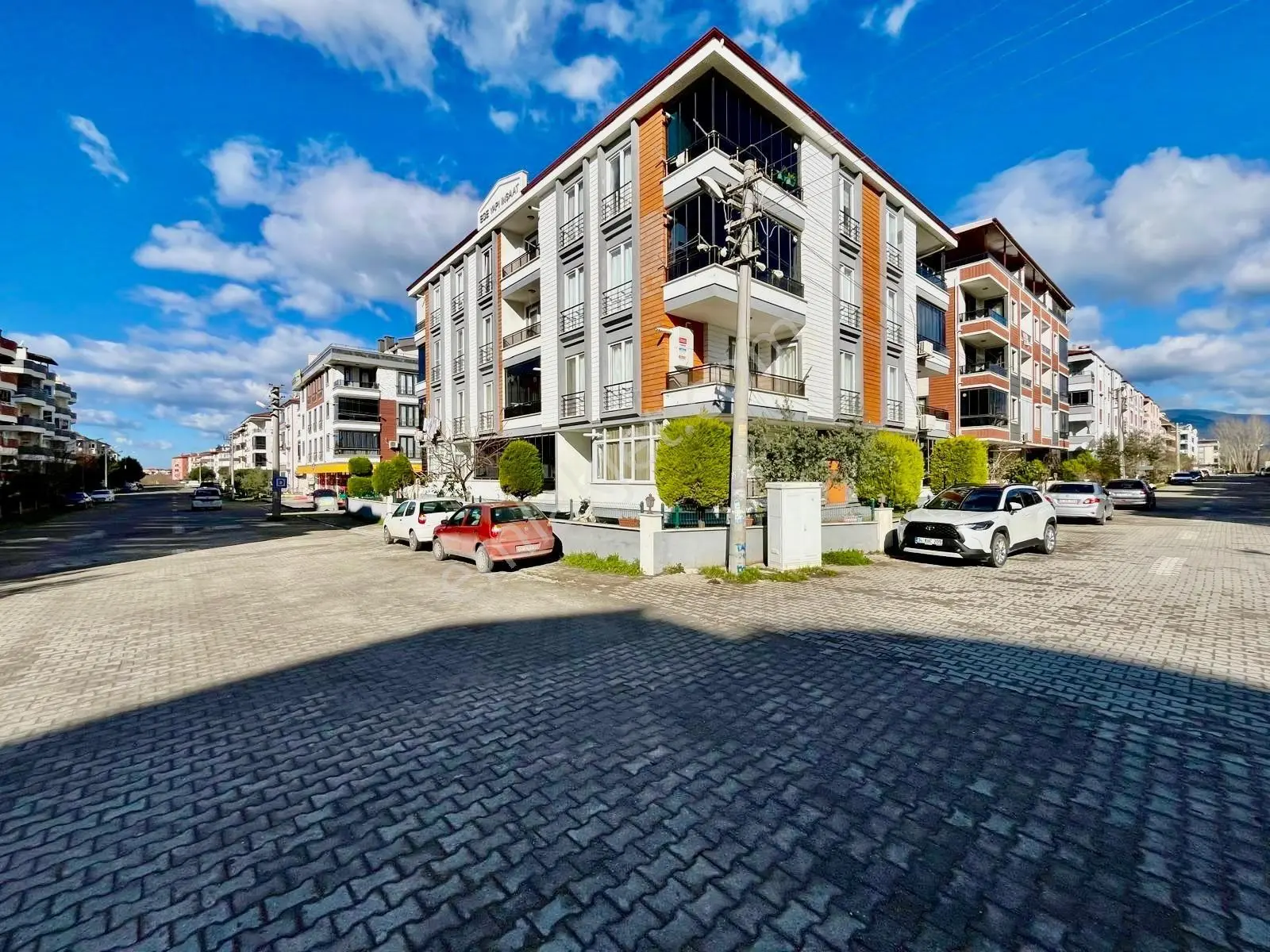 ⫸akçay Best Emlaktan⫷akçay'da Ön Cephe Yüksek Krediye Uygun 1+1 Şık Denize Yakın...