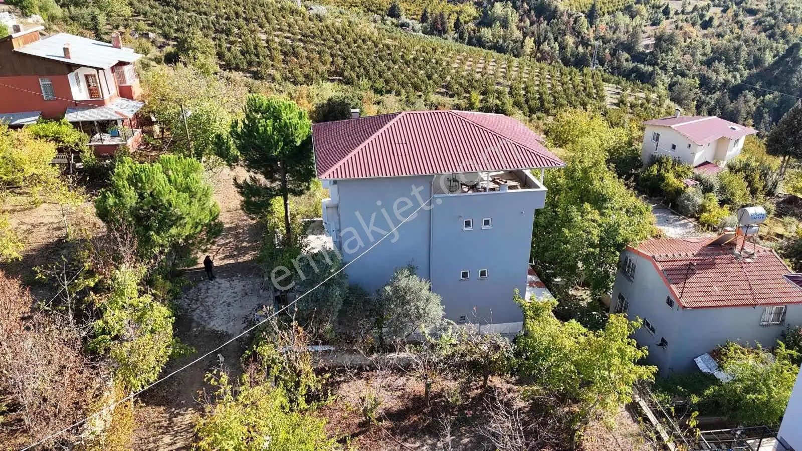 Yeniköy'de Masrafsız 3 Katlı Müstakil Ev 280 M² Arsa Üzerinde — fotoğraf 3