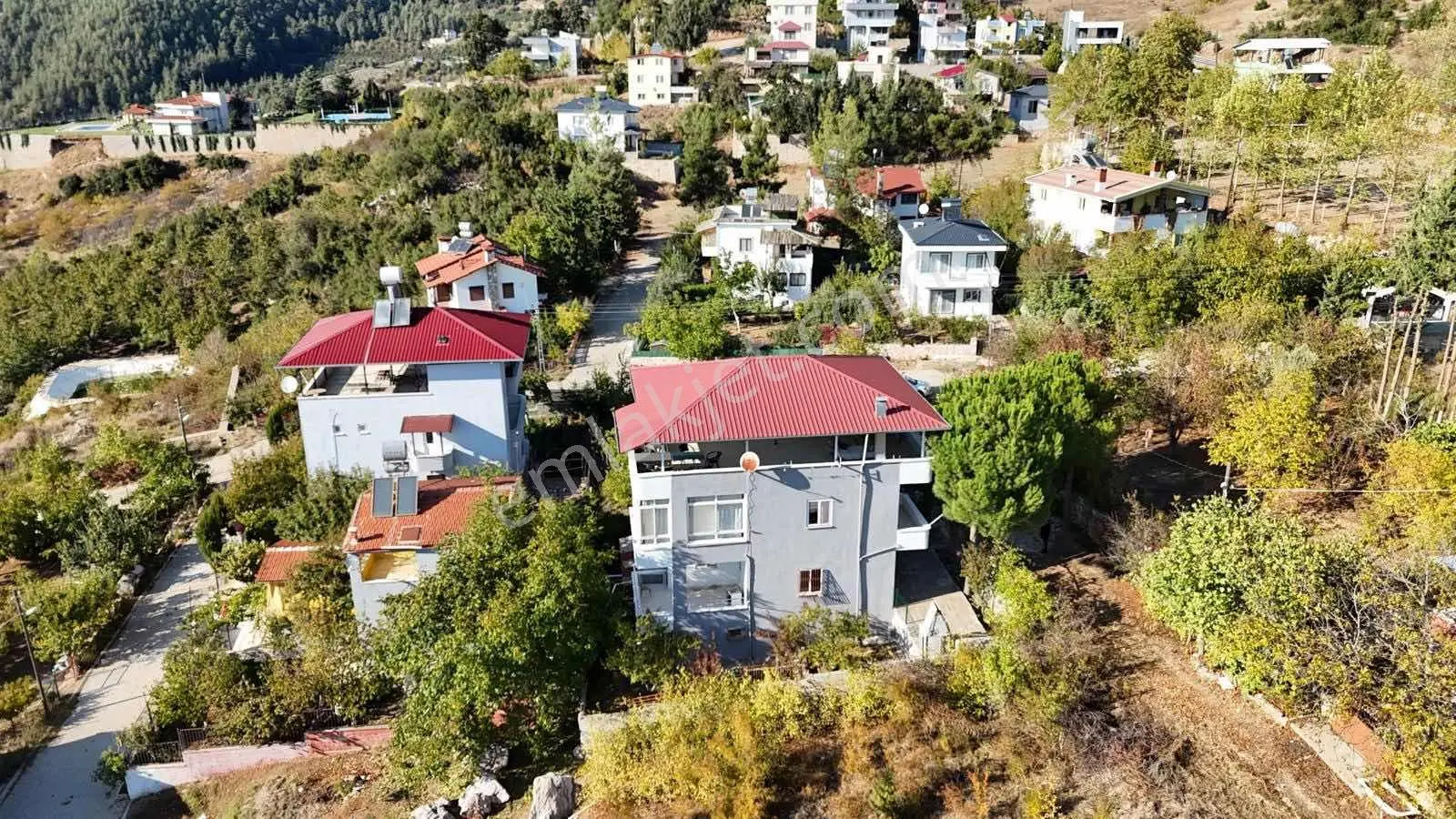 Yeniköy'de Masrafsız 3 Katlı Müstakil Ev 280 M² Arsa Üzerinde — fotoğraf 4