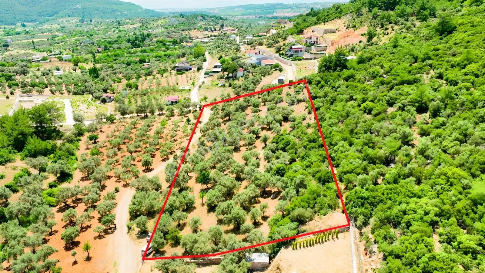 İzmir Buca Kırklarda 8.560 M² Alanlı, Yola 175 M Cepheli Arsa