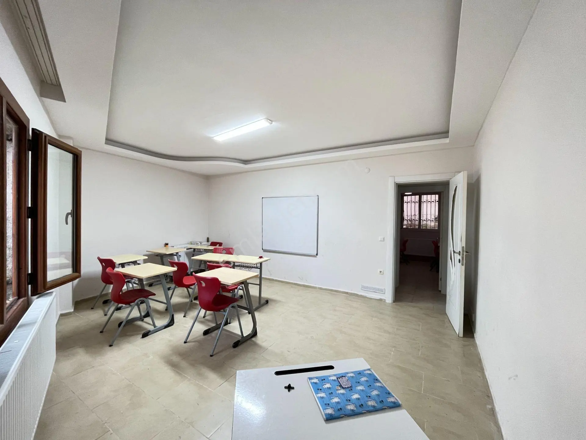 Seferihisar Şehir Merkezinde Satılık 3+1 Daire | 130 M² | Ayrı Mutfak | Zemin Kat | Önü Açık — fotoğraf 2