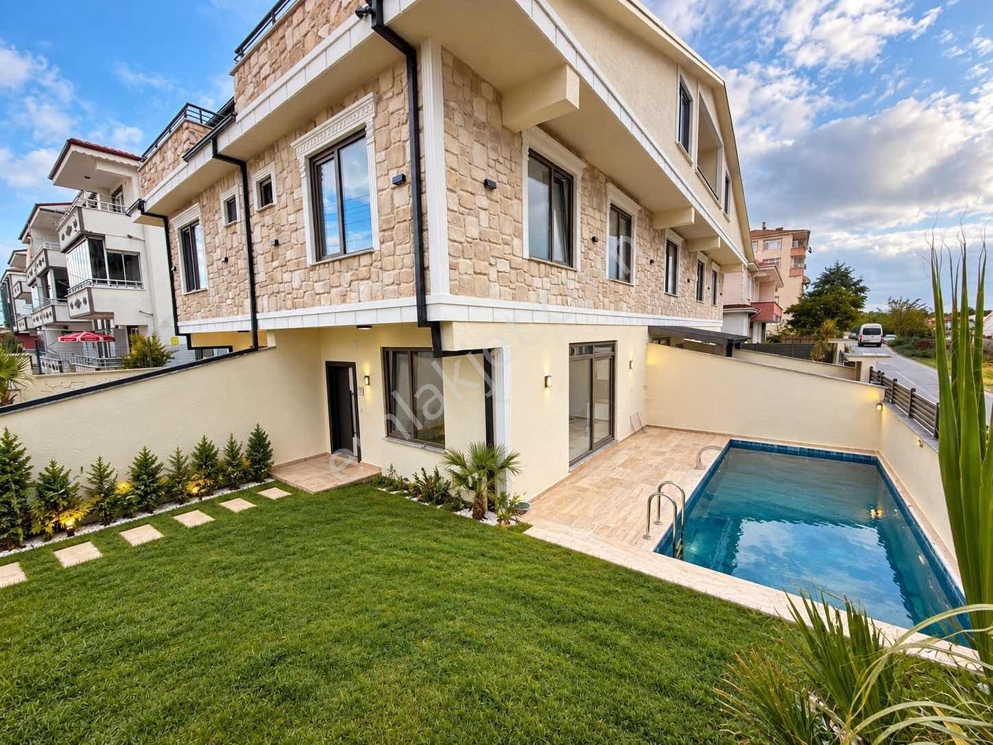Adl'Den Köşe Parsel Havuzlu Geniş Bahçeli Merkez Plaj 4+1 Villa!