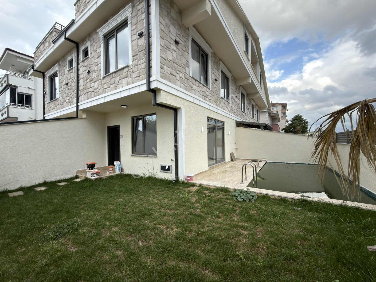 Adl'den Köşe Parsel Havuzlu Geniş Bahçeli Merkez Plaj 4+1 Villa! — fotoğraf 2