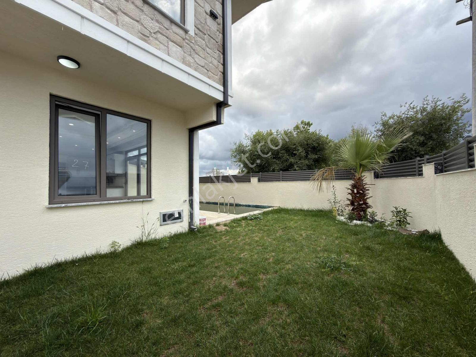 Adl'den Köşe Parsel Havuzlu Geniş Bahçeli Merkez Plaj 4+1 Villa! — fotoğraf 4