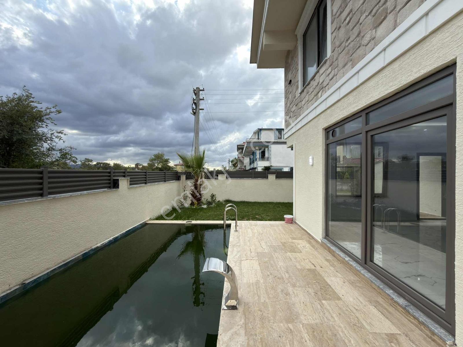Adl'den Köşe Parsel Havuzlu Geniş Bahçeli Merkez Plaj 4+1 Villa! — fotoğraf 9
