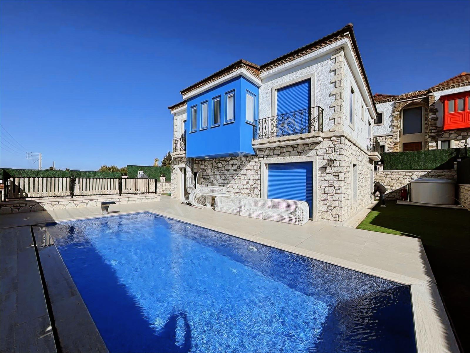 Çeşme'De Satılık Tam Müstakil Villa 4+1 420M2 Arsa Paylı