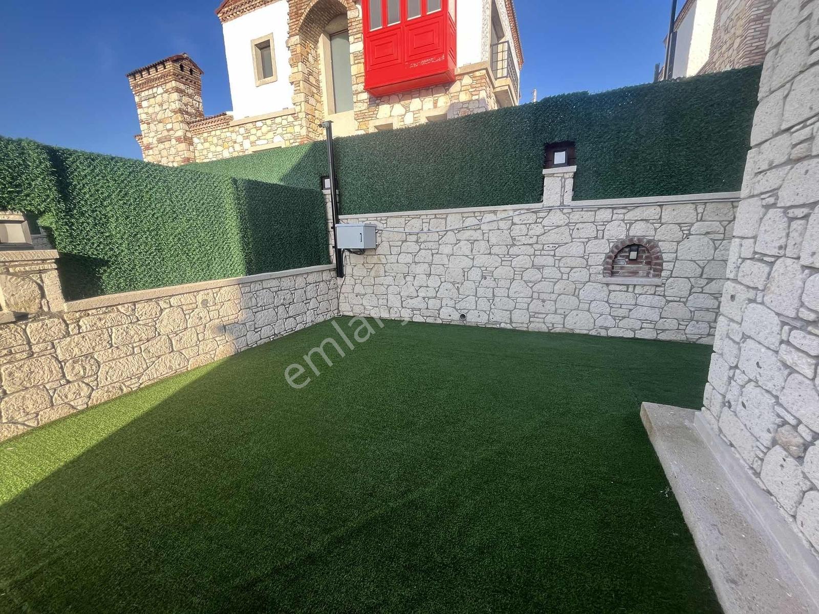 Çeşme'de Satılık Tam Müstakil Villa 4+1 420m2 Arsa Paylı — fotoğraf 2