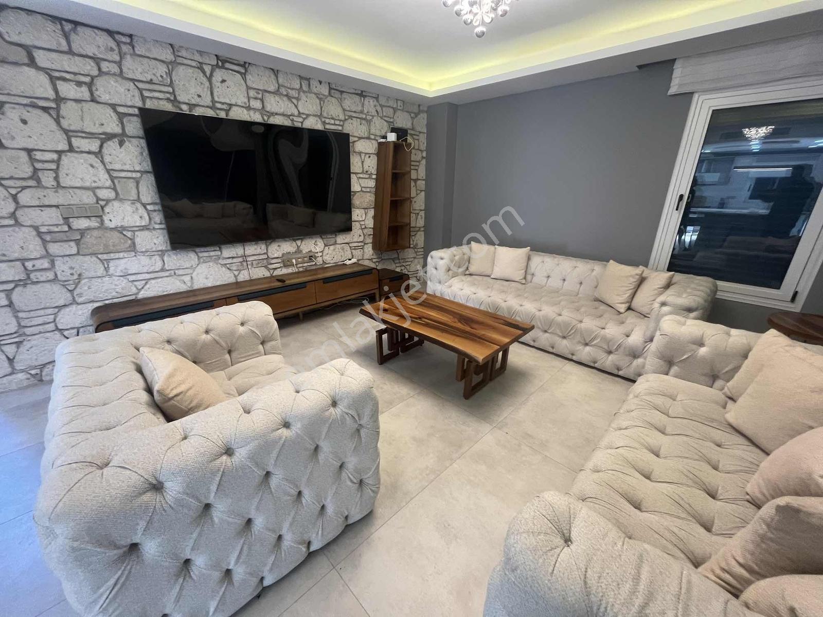 Çeşme'de Satılık Tam Müstakil Villa 4+1 420m2 Arsa Paylı — fotoğraf 3