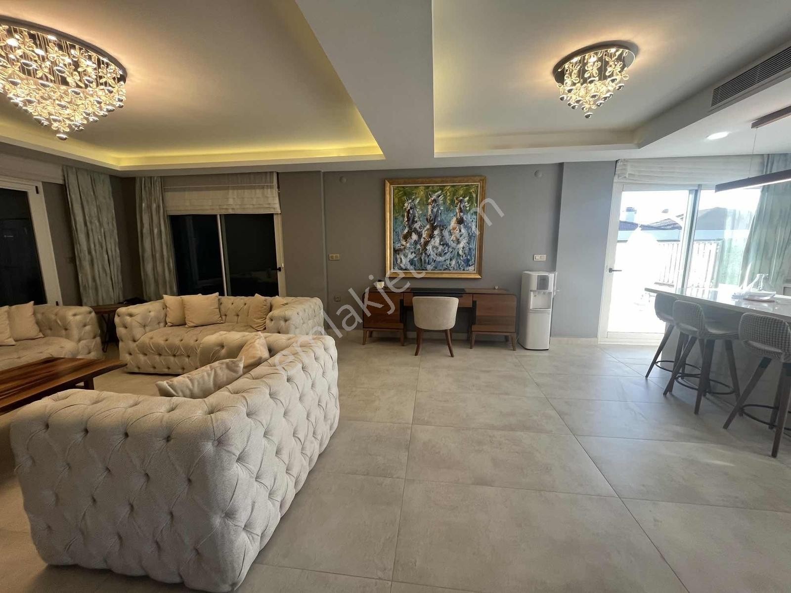 Çeşme'de Satılık Tam Müstakil Villa 4+1 420m2 Arsa Paylı — fotoğraf 4