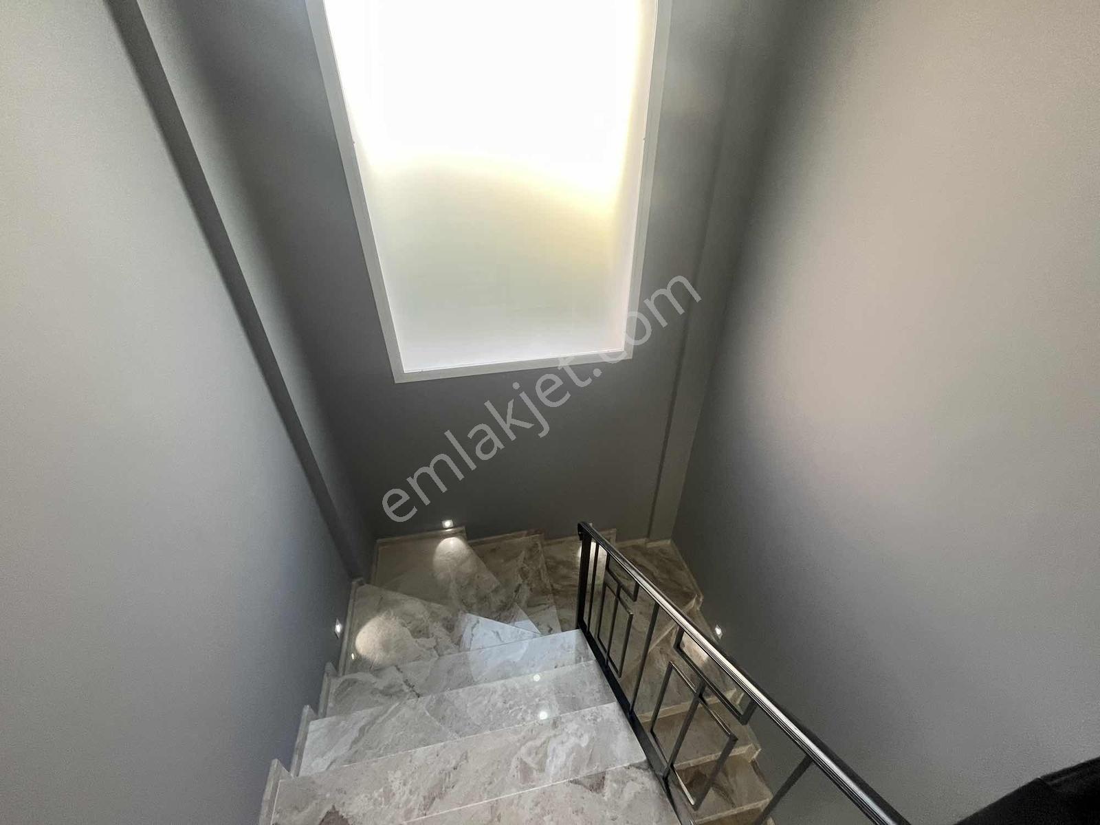 Çeşme'de Satılık Tam Müstakil Villa 4+1 420m2 Arsa Paylı — fotoğraf 6