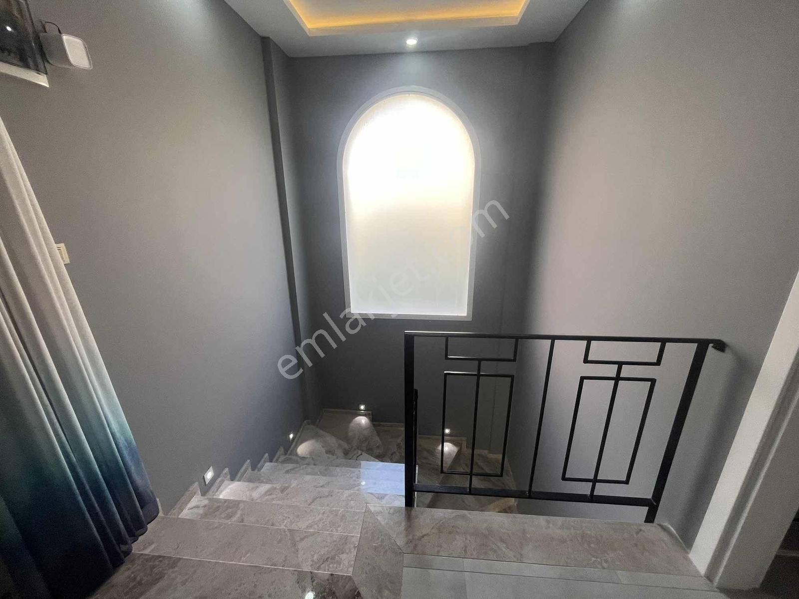 Çeşme'de Satılık Tam Müstakil Villa 4+1 420m2 Arsa Paylı — fotoğraf 7