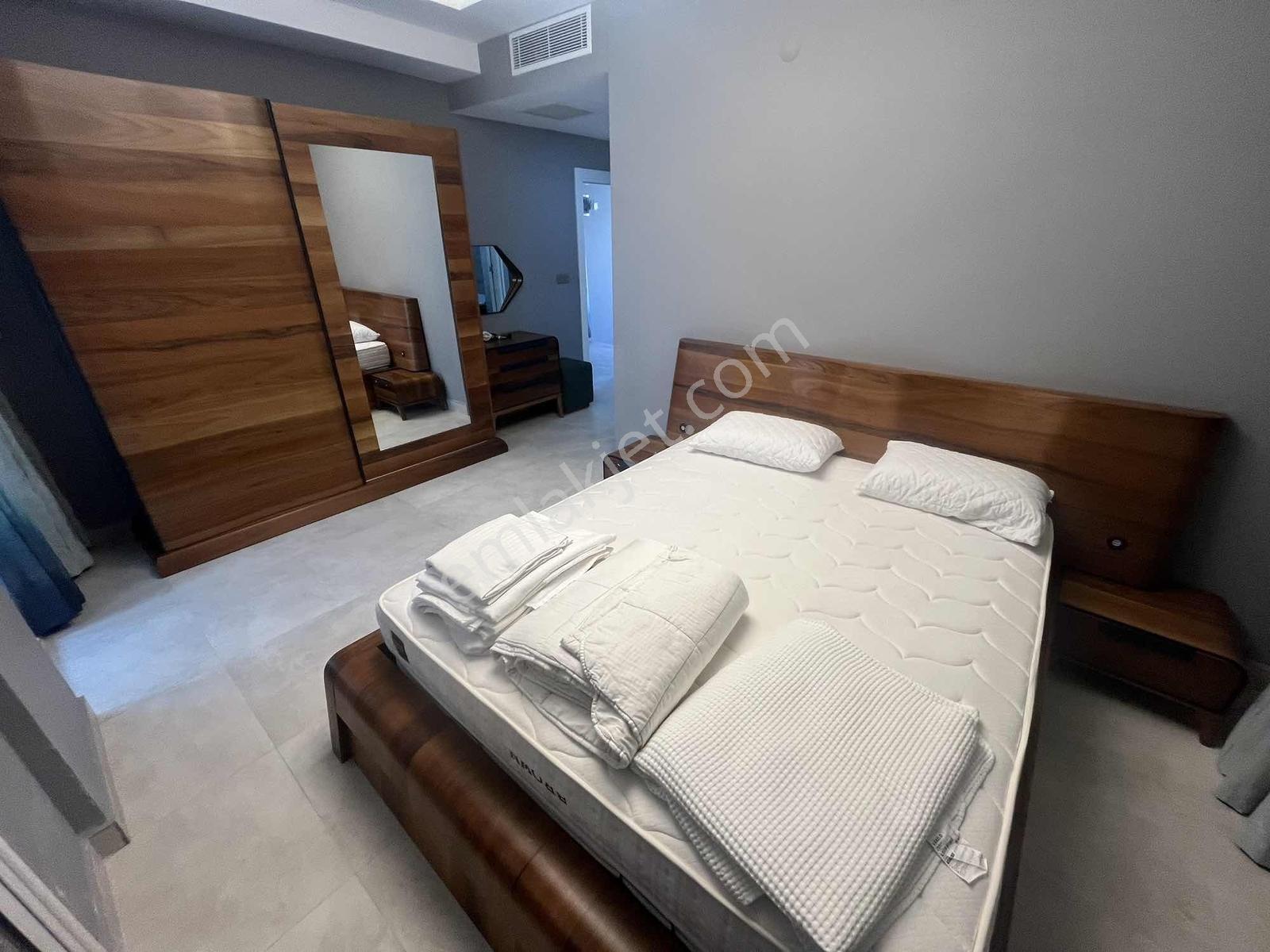 Çeşme'de Satılık Tam Müstakil Villa 4+1 420m2 Arsa Paylı — fotoğraf 11